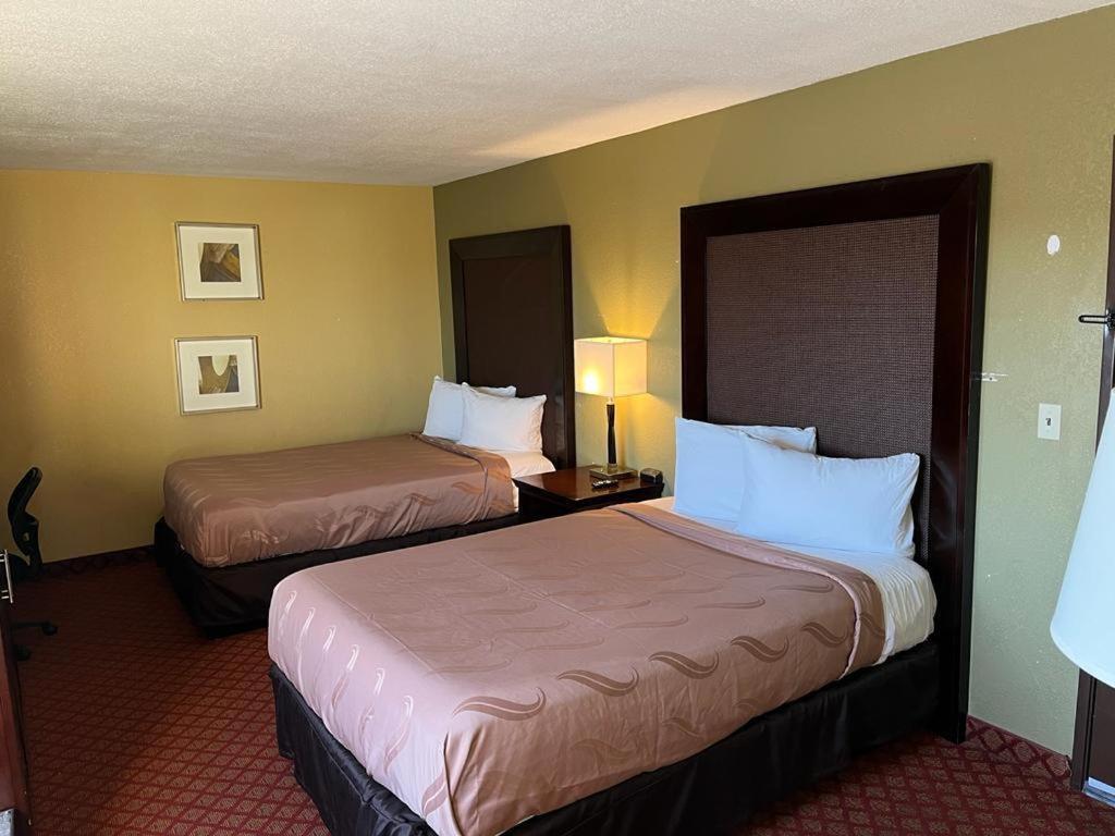 Hotel Hutchi Bell South Hutchinson Esterno foto